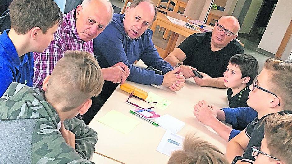  Begegnung in Wevelinghoven: Junge Christen treffen auf die Söhne von Walter Theisebach Alfred, Bogdan und Janusz.  
