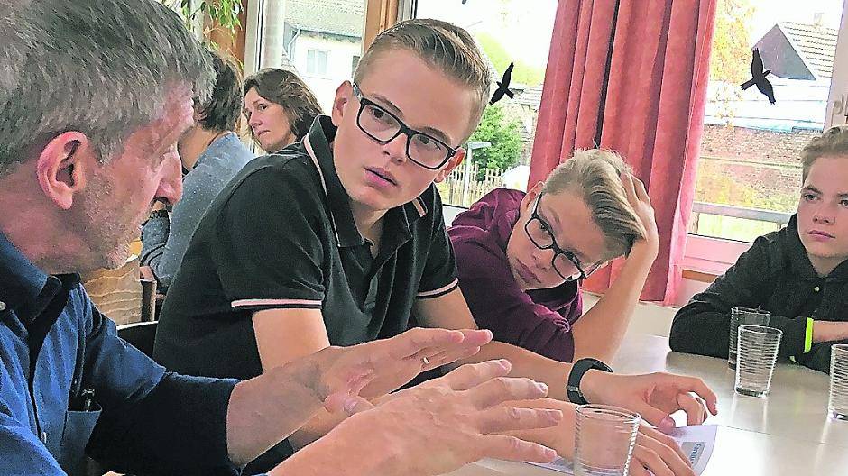  Begegnung mit Konfirmanden aus Stadtmitte: Neil Theise aus New York, Sohn Alfred Theisebach, sprach offen über die Geschichte seiner Familie.  