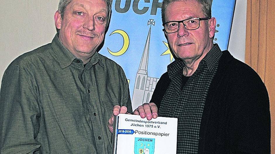  Gemeindevorstandsvorsitzender Heinz Kiefer übergibt Stefan Heckhausen, Vorsitzender des Sportausschusses, das Positionspapier für den Zeitraum 2018 bis 2030. 