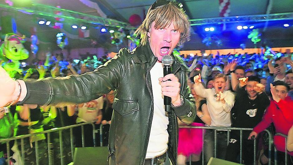  Mickie Krause kam um Mitternacht und überzeugte eine Stunde lang mit seinen bekannten Hits: Unten Marc Pesch, Krause und Friends. 