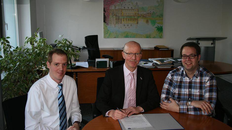  Die beiden Vereinsvorsitzenden Benedikt Obst (rechts) und Christian Mostert unterzeichnen mit Bürgermeister Harald Zillikens eine gemeinsame Erklärung zur Nutzung der Fläche an der Von-Werth-Straße 