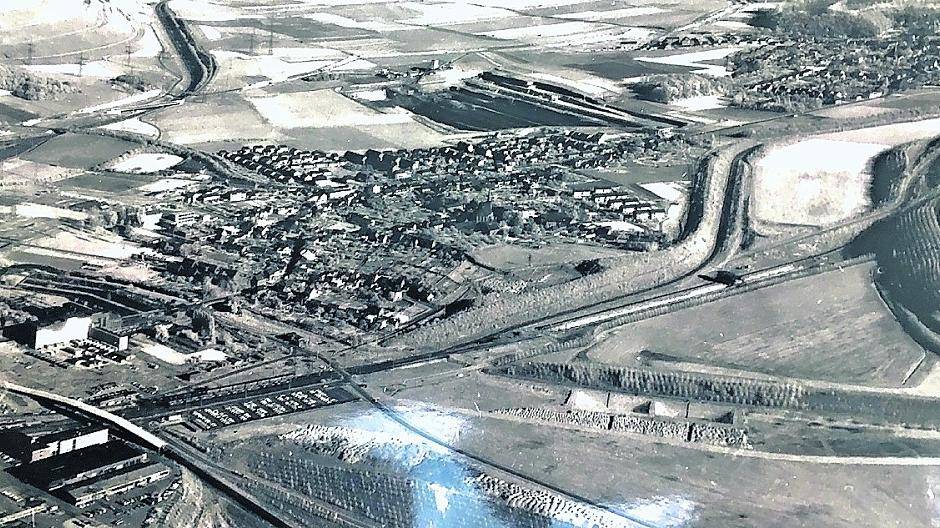  Diese Schwarz-Weiß-Aufnahme zeigt die Ortslage Frimmersdorf mit dem Tagebau und den Kraftwerken. 