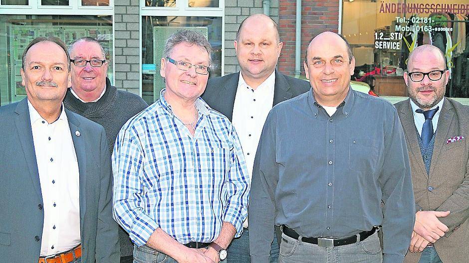  Die Männer des neuen geschäftsführenden Vorstandes: Oberst Stefan Sürth, Schriftführer Mario Straube, Präsident Detley Bley, Schatzmeister Michael Fräßdorf, Vize-Präsident Victor Goebbels und Pressesprecher Peter Eysen. 