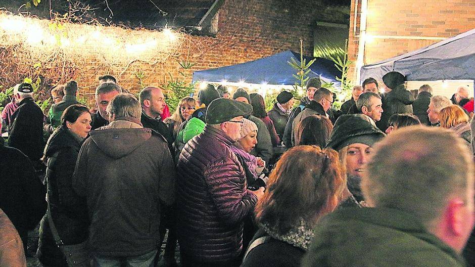  Diese beiden Fotos beweisen: Im vergangenen Jahr herrschte bei der Neuenhausener Hofweihnacht dichtes Gedränge.  