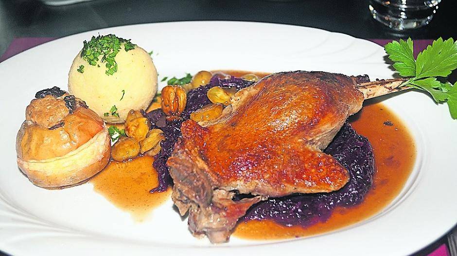  Gerade zur Weihnachtszeit: regional-klassisch die Gänsekeule mit Rotkohl, Maronen und Bratapfel. Wer braucht da Antilope oder „afrikanische Zauberfrucht“?  