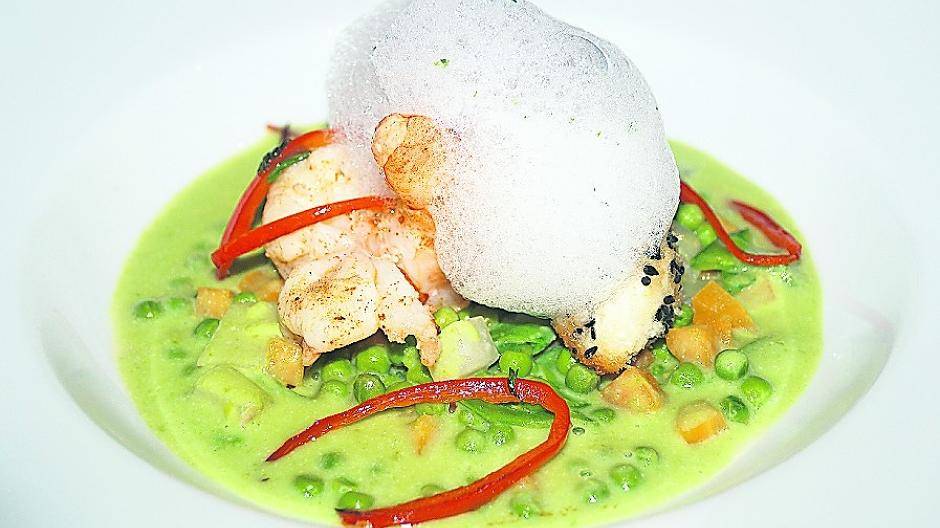  „Erbsensuppe“ ganz anders: Dieses Erbsengemüse wurde mit einem Hauch Wasabi gewürzt. Dazu gab es „St. Pierre-Fisch“ unter einem Kräuterschaum. So lecker-würzig war „Luft“ noch nie!  