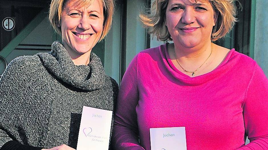  Silke Rafenli (links) und Ursula Schmitz stellen das Programm des „Runden Tisches für Frauen“ vor. 
