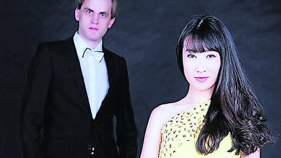  Das Klavierduo Xing Wang und Florian Koltun möchte die Besucher mit einem vierhändigen Klavierspiel begeistern.  