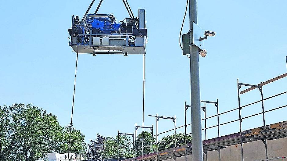  Schwere Technik musste immer wieder in den Keller des neuen Schloss-Bades gehievt werden.  