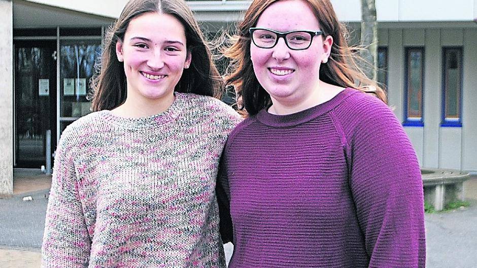  Klara Bodewig aus der Q1 und Kathi Hensen aus der EF (rechts) gestalten die Integrations-AG am Gymnasium. 