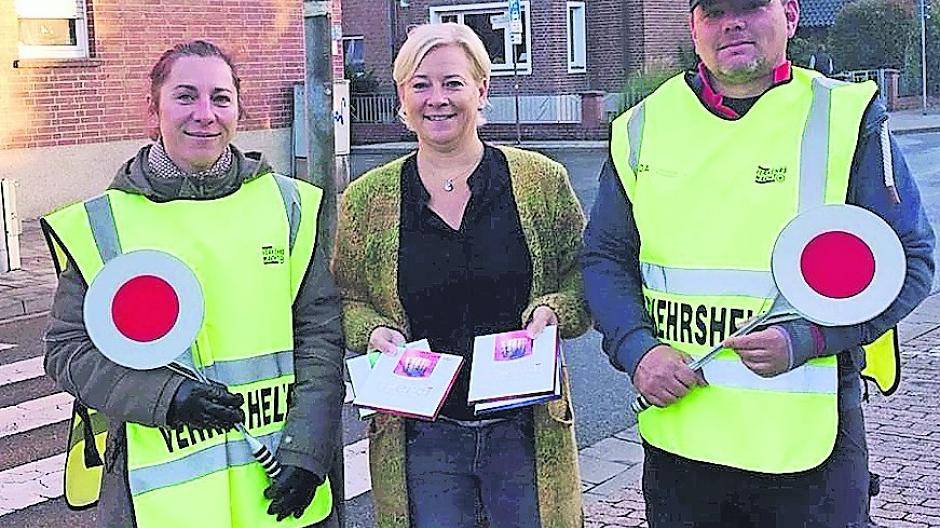  Frühmorgens waren Wioletta Schaibl und Thomas Banhidi im Einsatz, um den Schulweg der Kinder an der Grundschule „St. Martin“ in der Stadtmitte zu sichern. Heike Troles bedankte sich bei ihnen. 