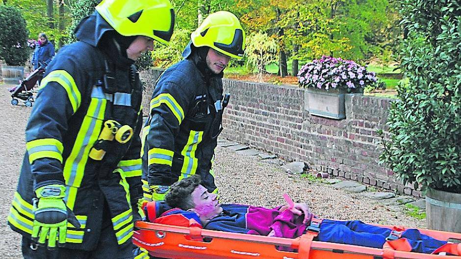  Einsatzkräfte transportieren die „Verletzten“ ab. Dabei wurden die „Opfer“ im Vornherein realistisch mit Brandwunden geschminkt. 
