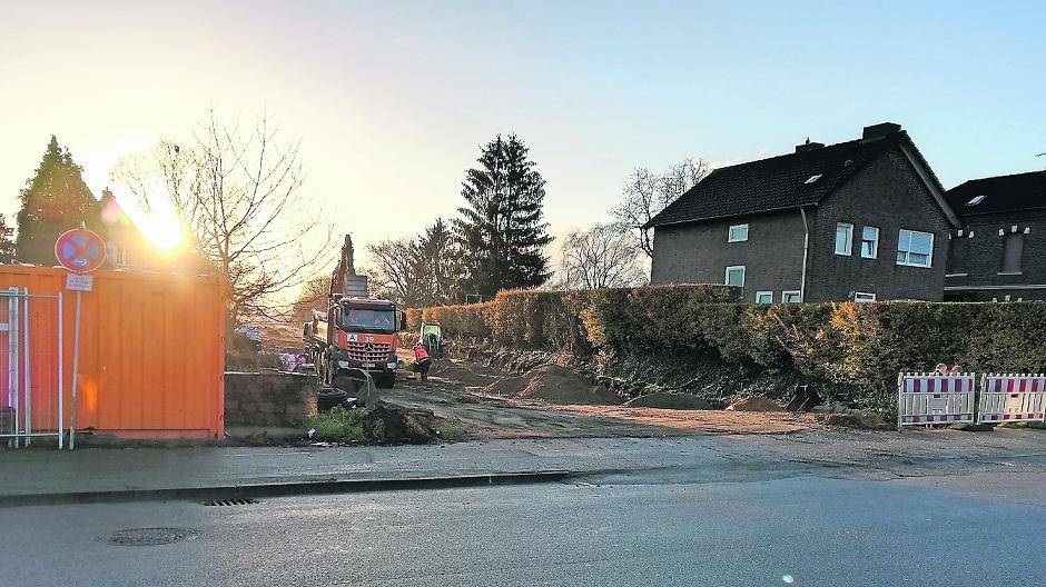  Hier ergießt sich das künftige Wohngebiet „An Mevissen“ auf die Grevenbroicher Straße. Im Endausbau sollen dort 300 bis 500 Einheiten entstehen. Die Entscheidung darüber, wie viel es werden sollen, obliege der Politik, so Stadtsprecher Stephan Renner. Im Extremfall ist also mit 800 bis 1.000 Pkw zusätzlich zu rechnen. Uwe Holl (kleines Bild) schlägt Alarm. 