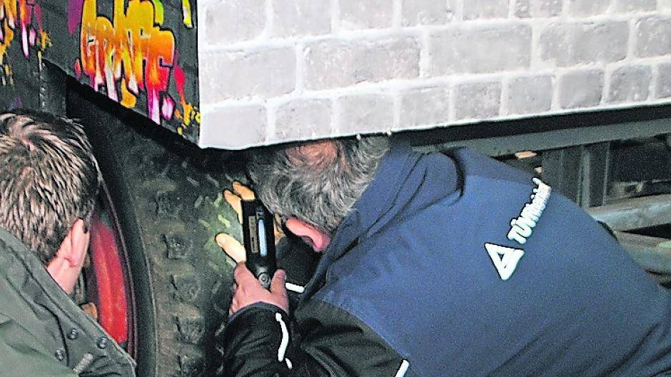  Rudolf Deilen ist Fachbeauftragter für die Brauchtumsfahrzeuge in der Region. Er ist verpflichtet, ganz genau hinzuschauen. 