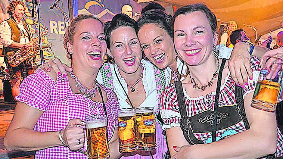  Die Damen im feschen Dirndl und die Herren in der Krachledernden — die Grevenbroicher Party-People wissen, was sich bei einem zünftigen Oktoberfest gehört. Die beiden Bilder stellte uns Veranstalter Marc Pesch dankenswerterweise zur Verfügung. 