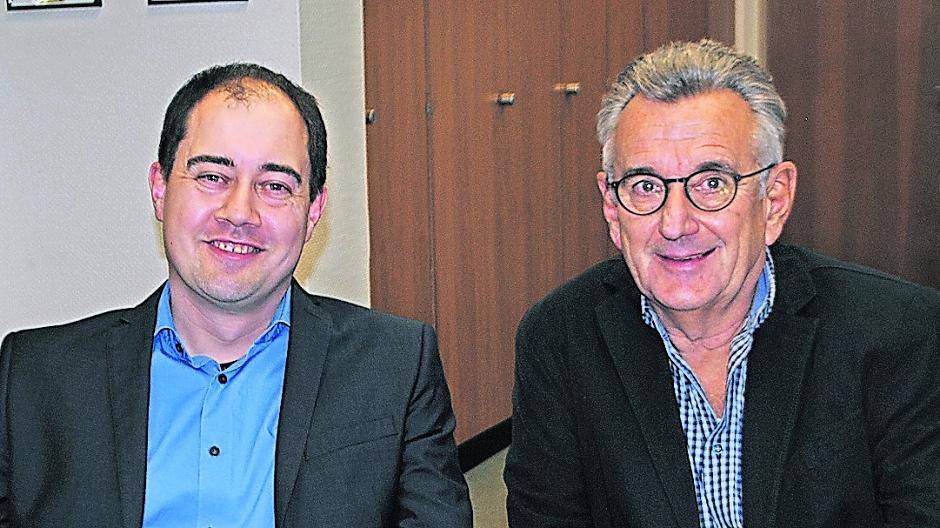  Dr. Michael Collel (links) und Michael Jung im alten-neuen Büro des Schulleiters. 