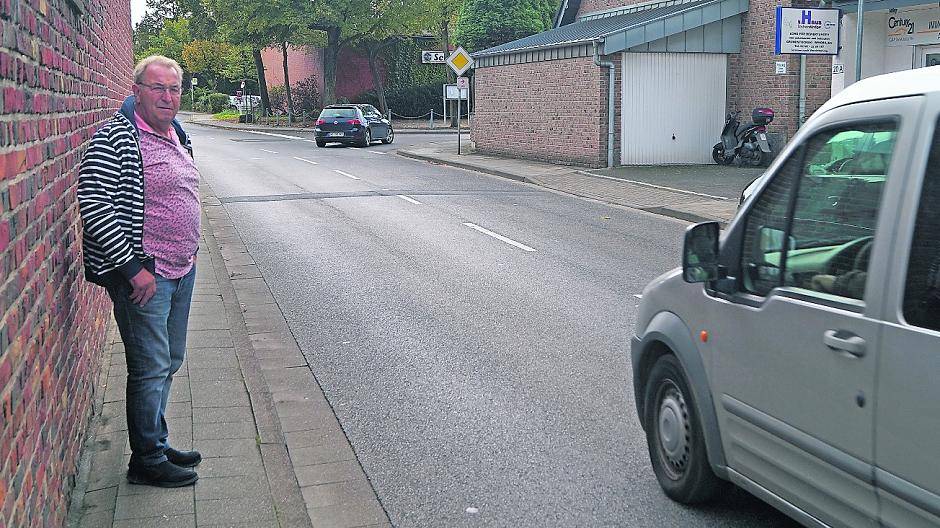  Zum Glück ist nur es ein Pkw, der hier an Leo Oehmen vorbei saust. Begegnungen zwischen Kinderwagen und Laster erzeugen jedes Mal Angst und Schrecken. 