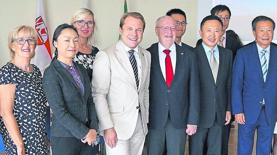  Weil Bürgermeister Martin Mertens wusste, dass chinesische offizielle im satten Blau kommen, entschied er sich bewusst für einen hellfarbigen Anzug, 