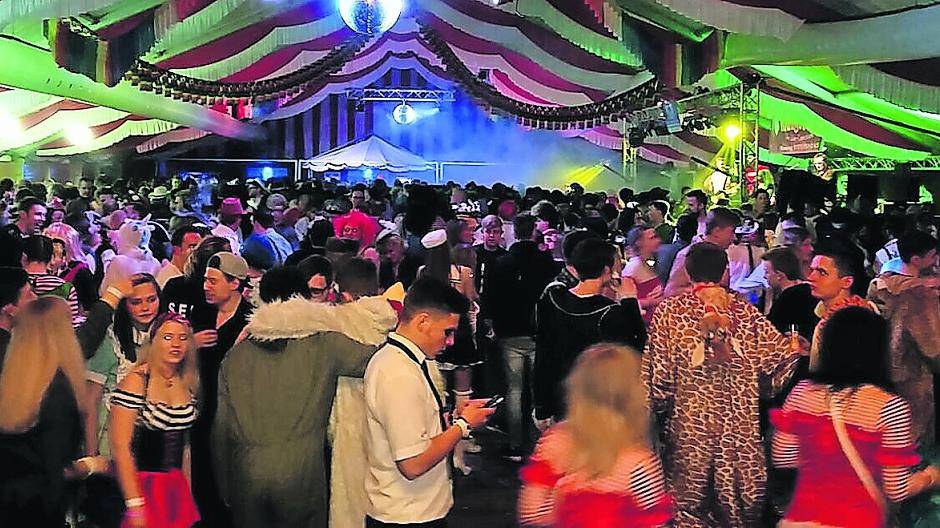  Ausgelassene Stimmung im Karnevalszelt: Freitagabends wird gefeiert! Es gibt an den Vorverkaufsstellen noch wenige Restkarten. 