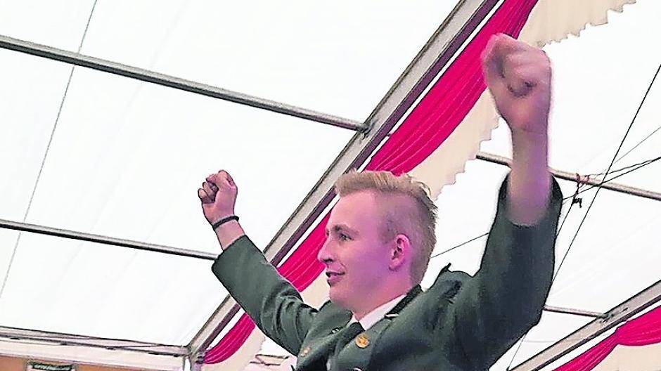  Julian Flintz ist der erste Jungkönig in Grevenbroich. Riesige Freude nach dem Schießen.  