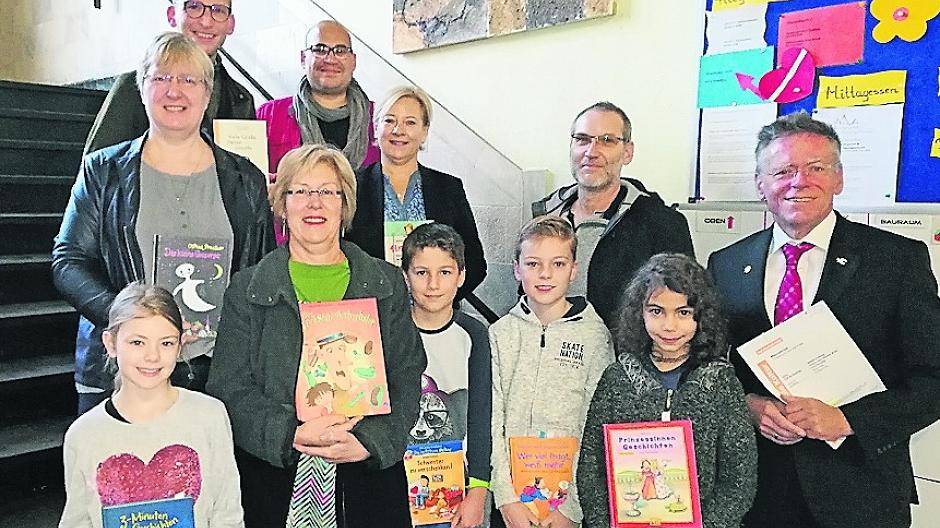  Monika Conrad-Schmitz sprang ins kalte Wasser: „Eigentlich wollte ich bei meinem Debüt erst an einem Kindergarten vorlesen, aber in der Gustorfer Grundschule habe ich mich sehr wohl gefühlt.“ 