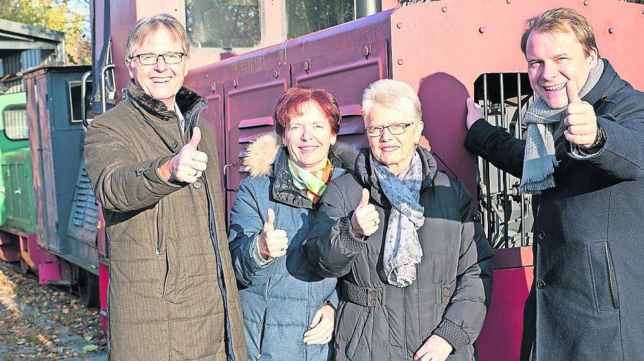  Kreisdezernent Karsten Mankowsky, Ute Mandelartz und Ulrike Wilms vom Museumsverein sowie Bürgermeister Dr. Martin Mertens (von lins) freuen sich über die Einigung. 