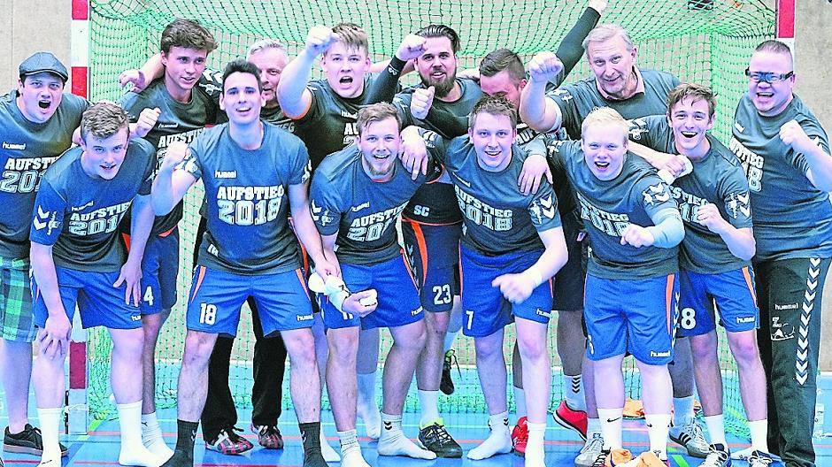  Das Bild stammt vom Ende der vergangenen Saison: Die Handballer konnten den Aufstieg feiern, der trotz Vereinswechsel Bestand hat. 
