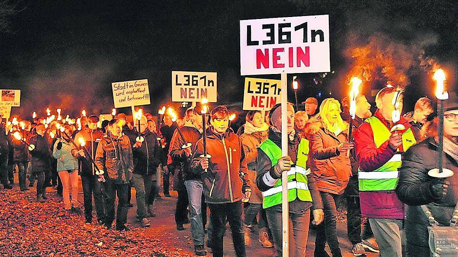 Lichter markierten die Stelle, wo der Damm entstehen soll