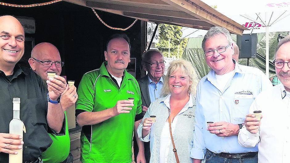  Mitglieder des Vorstandes stoßen beim Biwak auf ein gelungenes Schützenfest an. 