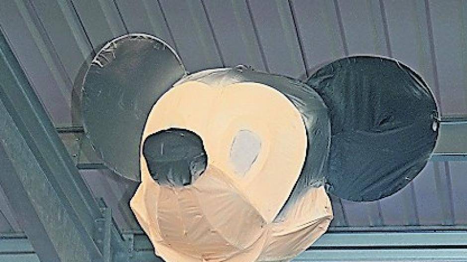  Der Jägerzug „St. Hubertus“ hat tief in den Fundus gegriffen und diese Micky Mouse reaktivitiert. Gestaltet wurde sie damals von Matthias Schiffer, der an fast allen Fackeln des Zuges mitgewirkt hat. Und der Anfang des Jahres verstarb. Im Rücken der Figur werden seine schönsten Fackeln noch einmal auf Leinwand zu sehen sein. Eine wahrhaft würdige Erinnerung.  