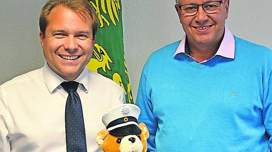  Zwei Männer mit Teddy (von links): Bürgermeister Martin Mertens und Polizei-Gewertkschafter Michael Mertens. 