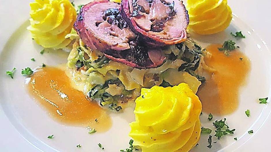  Gefülltes und bardiertes Schweinefilet bildet den zentralen Punkt im Hauptgang.  