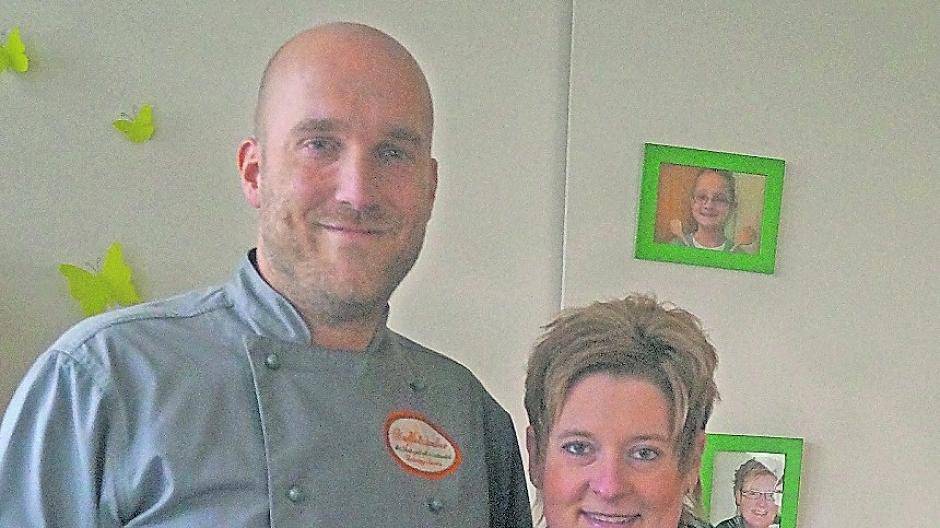  Familie Weiffen aus Mürmeln (nur eine Tochter fehlt): Hier ist Kochen „family business“ und auch der Nachwuchs wird schon standesgemäß an die Sache herangeführt. Papa Dennis Weiffen hat für die „Kurier-Weihnachts-Koch-Box“ des Erft-Kurier das Menü und die Rezepte zusammengestellt.  
