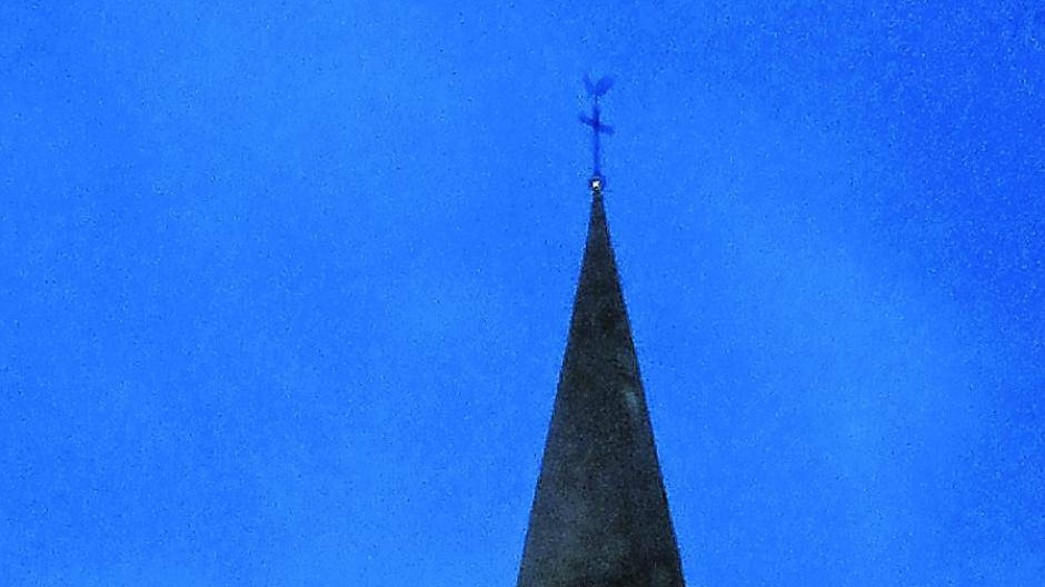  „Die Kirche als prägendes Merkmal im Orts-Mittelpunkt kann zum Beispiel nur als lebendiges Bauwerk erhalten werden, wenn darin Gottesdienste stattfinden und diese auch besucht werden. Es ist keine naive Frömmigkeit erforderlich, um die Sonntagsmesse zu besuchen, denn diese enthält auch Botschaften für weniger fromme Menschen“, heißt es in der Einladung des Vereins „Unser Neukirchen“ für das morgige Weihnachtsbaumfest. 
