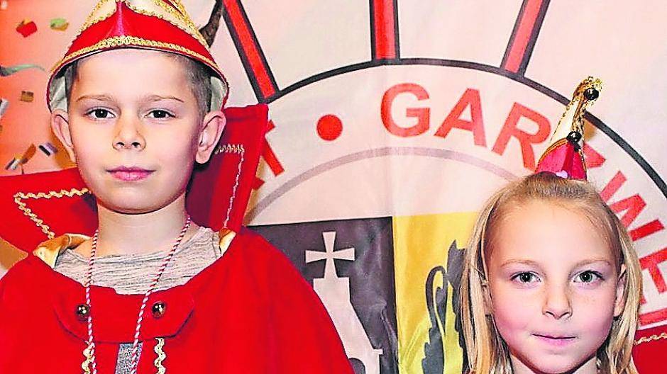  Drei Mal „Halt Pohl“ für das neue Kinderprinzenpaar: Aaron und Finja. 