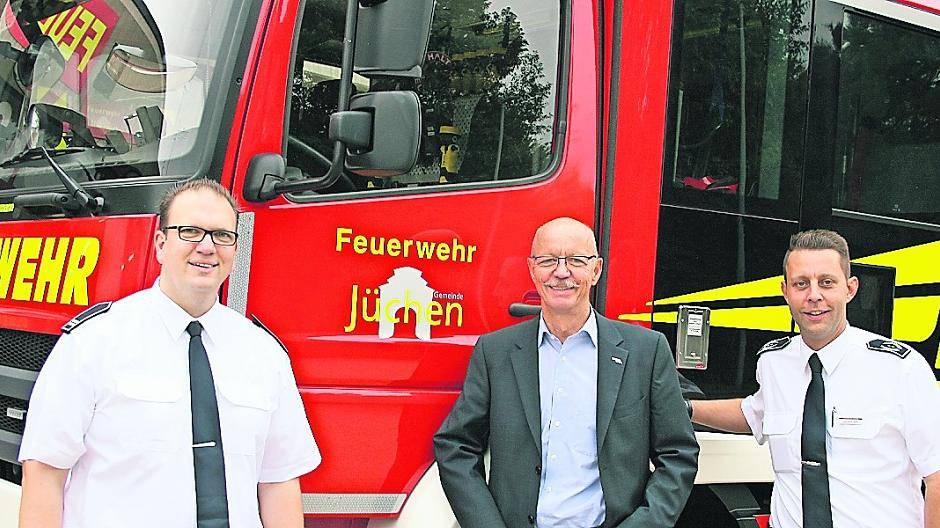  Thomas Uppenkamp, Harald Zillikens und Heinz-Dieter Abels freuen sich über das neue Hilfeleistungslöschfahrzeug. 