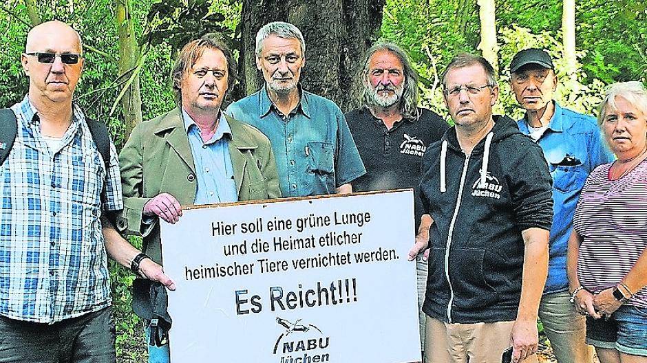  Paul Quack und Rudolf Kuhn (Dritter und Vierter von rechts) vom NABU protestierten gegen die Bebauung an der Peter-Busch-Straße mit anderen Kritikern. 