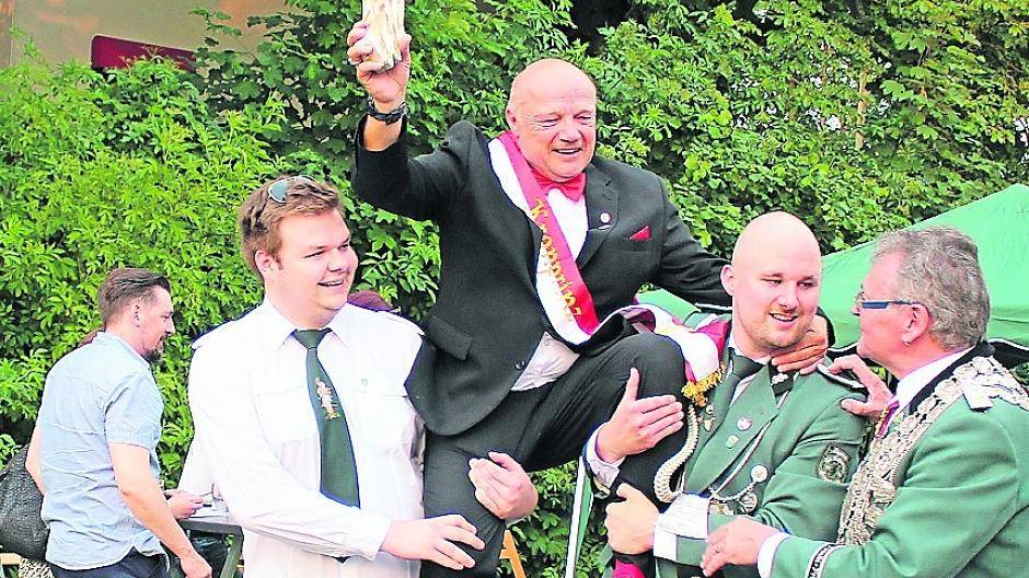  Dieter Minkenberg kurz nach dem Vogelschuss (oben) und im Kreis seiner Unterstützer. 