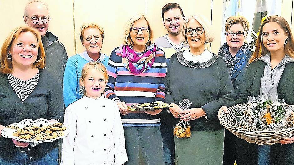  Dorothea van der Beek (Mitte) belegt den ersten Platz bei der Plätzchen-Challenge für die „Kurier-Weihnachts-Koch-Box“. 
