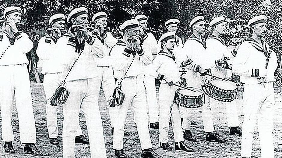  Diese Aufnahme stammt aus dem Jahre 1928 und zeugt vom Wechsel der Uniformen. 