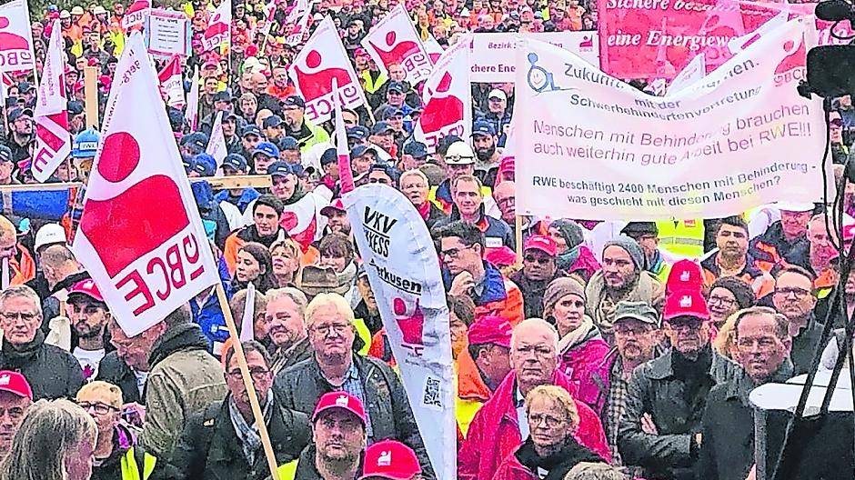  Schulterschluss mit den Kohle-Kumpeln: Viel Polit-Prominenz war bei der Demo am Mittwoch mit dabei: Im großen Bild erkennt man Heiner Küpper und Wolfgang Kaiser. Mit Ministerpräsident Armin Laschet trat auch Heike Troles an. Darunter Rainer Thiel und Kreisdirektor Dirk Brügge. Auch Harald Zillikens und Sascha Solbach waren vor Ort.  