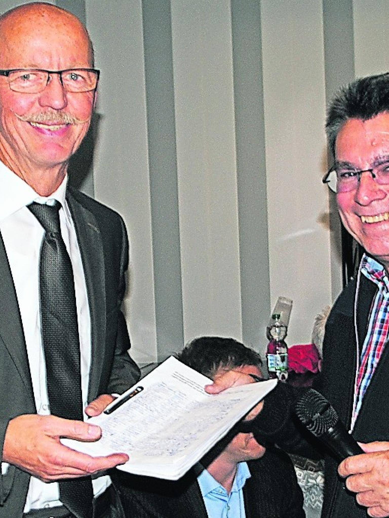  Frank Wynands (rechts) von der Interessengemeinschaft „L 354 n“ überreicht Bürgermeister Harald Zillikens eine Unterschriftenliste mit über 1.000 Unterschriften, gegen eine Landstraße vor der Autobahn. 
