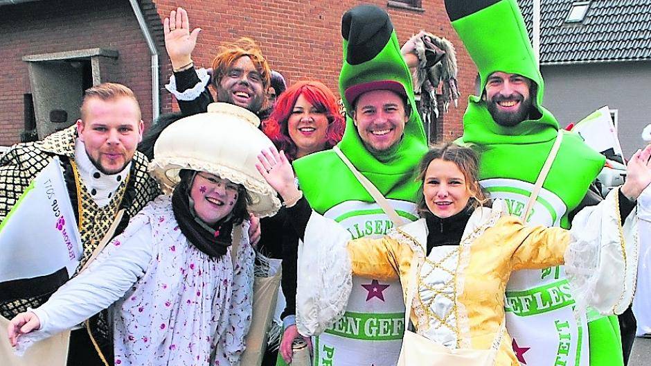  Im vergangenen Jahr wurde auf den Straßen Gieraths beim Rosenmontagszug kräftig gefeiert. 