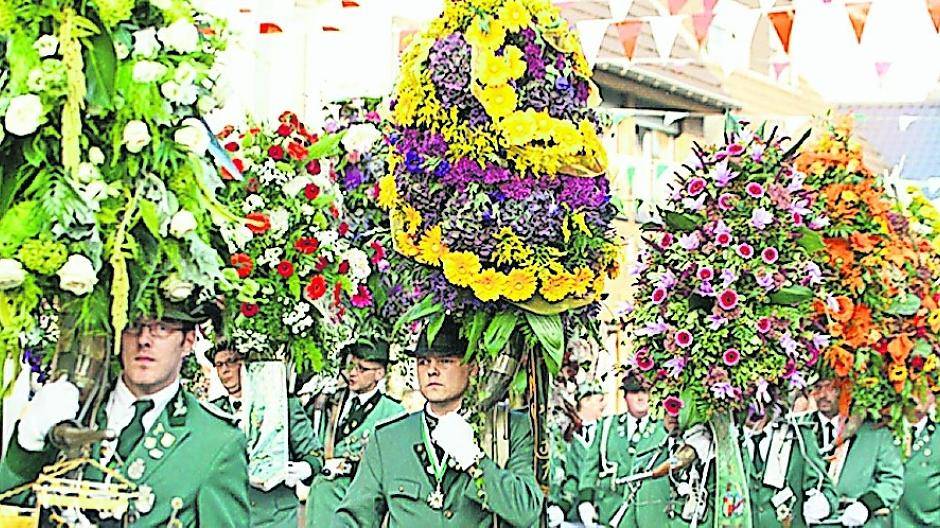  In diesem Jahr wird das Regiment beim sonntäglichen Umzug aufgrund des Jäger-Corps-Jubiläums durch Jäger-Abordnungen der befreundeten Vereine aus Laach, Gindorf und Grevenbroich verstärkt. 
