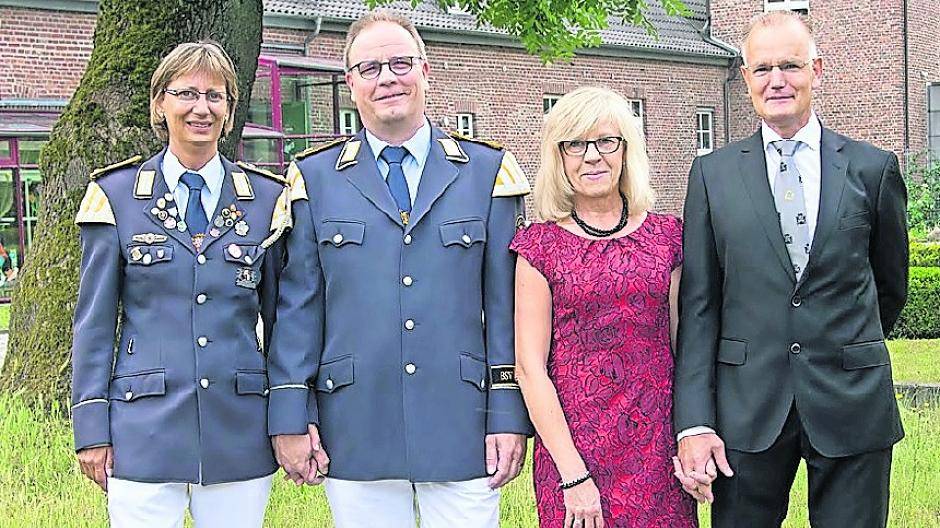  Jörg Becker und Britta Knapp sowie Bodo und Dagmar Geller sind die Adjutantenpaare. 