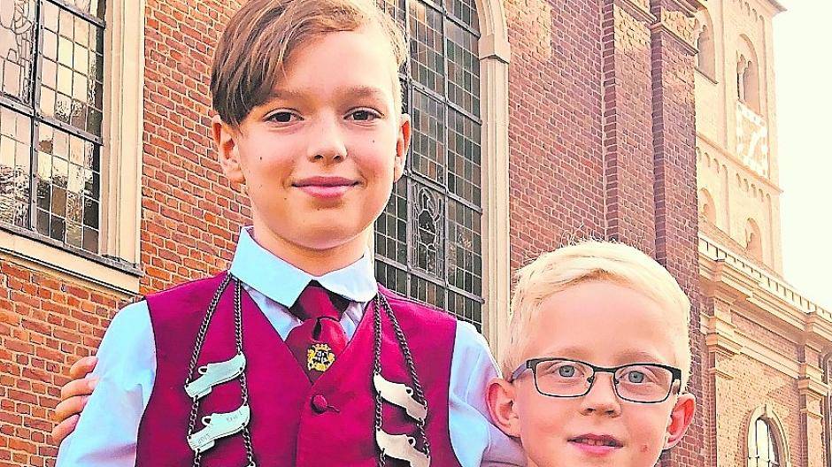  Auch die kleinen Könige verstehen sich schon bestens aufs Repräsentieren: Max Schumacher und Matthias Fend freuen sich aufs Wochenende. 
