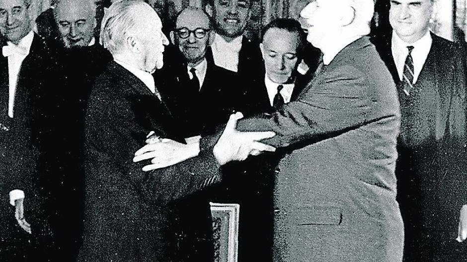  Konrad Adenauer und Charles de Gaulle bei der Unterzeichnung des „Élysée-Vertrages“ am 22. Januar 1963.  