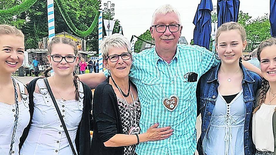  Sechs Hofdamen begleiten das königliche Paar: Mara Lenarz, Lena Brettschneider, Christina Fassbender, Michelle Schröder, Laura Berling und Leonie Mazzeo. 