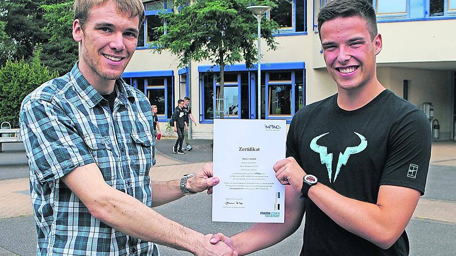  Lehrer Carsten Kaus (links) übergibt Armin Settels das Zertifikat über eine besondere mathematische Leistung. Symbolisch versteht sich. Das Zeugnis gibt es erst zum Schuljahresende. 