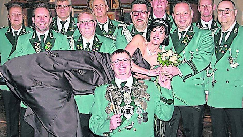  Das amtierende Königspaar zusammen mit ihrem Königszug, dem Jägerzug „Eichenlaub“. Das Bild beweist: Hier hat man Spaß am Brauchtum. Als Adjutanten stehen dem Königspaar Michael und Elke Schmitz sowie Jürgen und Sybille Lüngen zur Seite. Letzterer gehört zu den Gründungsmitgliedern des Jägezuges „Eichenlaub“, der 2021 sein 40-jähriges Bestehen ganz groß feiern will. Die Vorbereitungen dafür sind jedenfalls — so heißt es — bereits bestens angelaufen. 